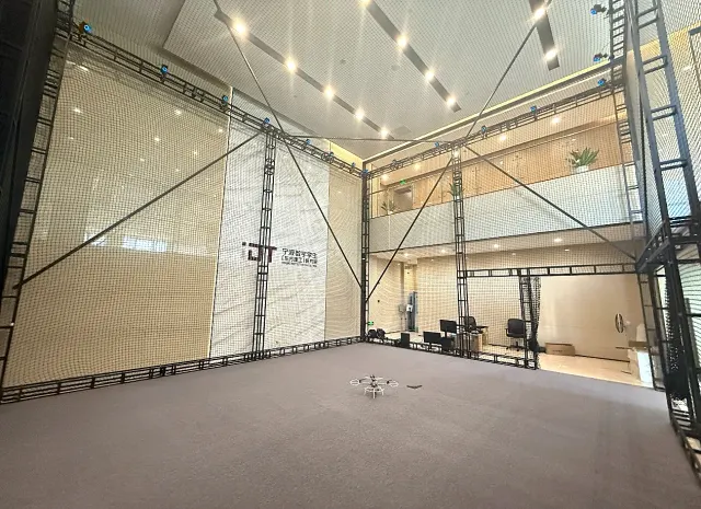 室内无人机飞行测试场地实景 / Indoor UAV Flight Test Arena photograph