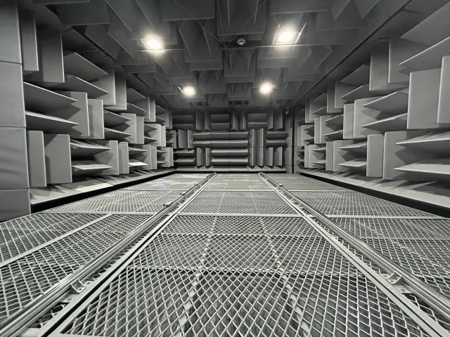 声学第二实验室 · 全消声室实景 / Acoustics Lab II · Anechoic Chamber photograph