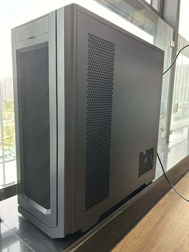高性能图形工作站实景 / High-performance Workstation photograph